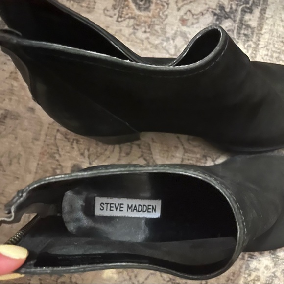 Black suede Steve Madden booties - Picture 4 of 4